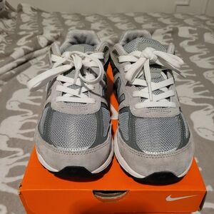 New Balance 990v5. No box Used. Good condition. Men size 6/ Women 7.5